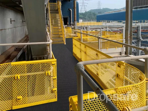 La barrière Dropsafe® est un système polyvalent qui empêche les objets tels que les outils, les appareils portatifs ou le matériel d'entretien de tomber à travers les garde-corps ouverts sur les passerelles, les escaliers, les échafaudages ou les plates-formes de travail surélevées.