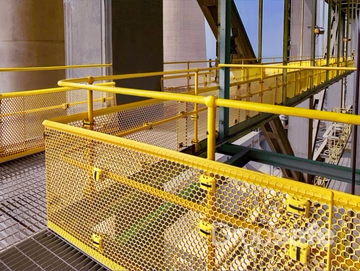 La barrière Dropsafe® est un système polyvalent qui empêche les objets tels que les outils, les appareils portatifs ou le matériel d'entretien de tomber à travers les garde-corps ouverts sur les passerelles, les escaliers, les échafaudages ou les plates-formes de travail surélevées.