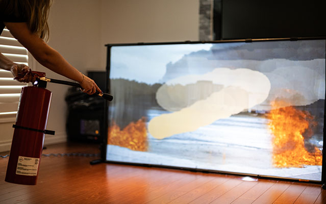 Utilisation d'un écran de formation à l'utilisation des extincteurs Pyrosoft