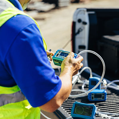 Calibrateur de débit d'air Gilian Go-Cal® Pro en cours d'utilisation